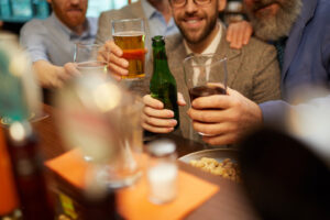 Mężczyźni ze wsi i miasta, którzy piją więcej alkoholu?